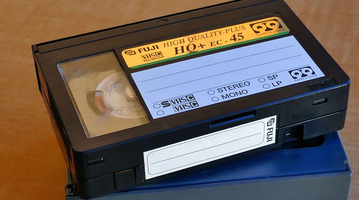 ADAPTATEUR CONVERTISSEUR VHS-C VHS CASSETTE VIDEO CAMESCOPE CAMERA  MAGNETOSCOPE : : High-Tech